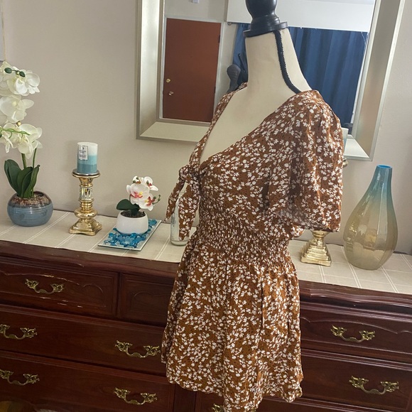 ❤️☀️NWOT WOMEN’s brown romper floral white printed☀️💕 - Picture 6 of 8